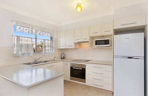 Tweed Heads Apartment | Allamanda Court Unit 6 neat and tidy unit handy to Tweed Heads Bowls Club
