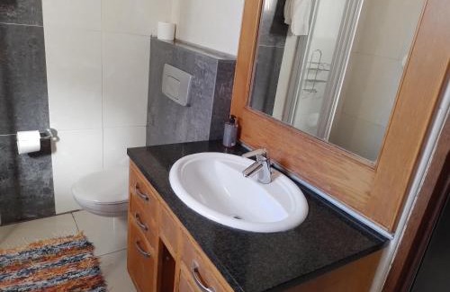 Waterkloof Glen Apartment | Aloha Lodge 2 Bedroom Apartment near Menlyn Sleeps 4