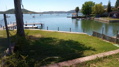 Las Cabras House | Alojamiento Punta verde Gran casa orilla Lago Rapel piscina ,jardines ,quincho ,terrazas,para 13