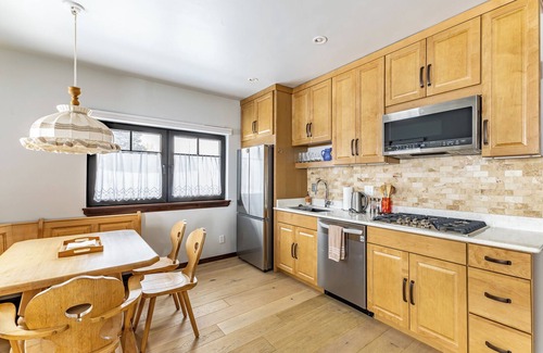 Crested Butte Ski Chalet | Alpen Edelweiss Chalet: A pet-friendly luxury apartment 5 mins. to trails & town