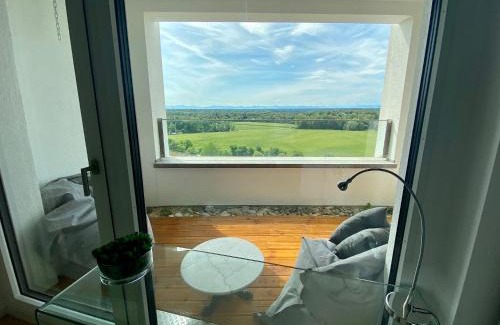 Thalkirchen House | ALPEN-PANORAMA SUITE - Einzigartige Privatsuite hoch über München, 12tes OG, Alpenblick, Loggia, Whirlpool, 15 Minuten zum Zentrum, Ruhe und Erholung in der Stadt München für privat und geschäftlich Reisende