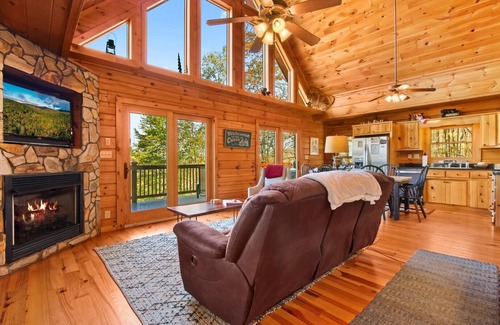 Lansing Cabin | Alpen Rose-Open for Bookings! VIEWS, Hot Tub, Wi-Fi