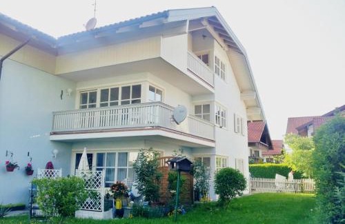 Eichet Apartment | AlpenChiemsee Ferienwohnung mit Bergblick und Seenähe