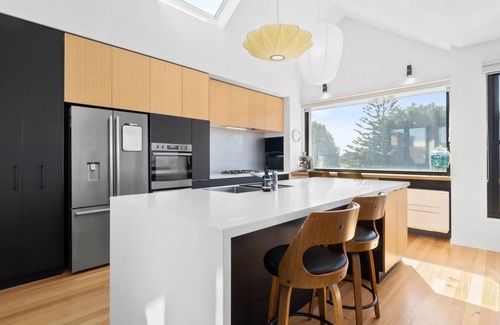 Apollo Bay House | Alpha Centauri - Harbour and golf course location