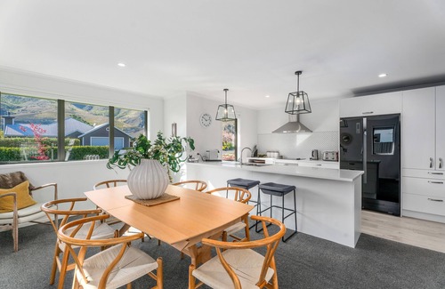 Lowburn House | Alpha'N'est - Cromwell Holiday Home