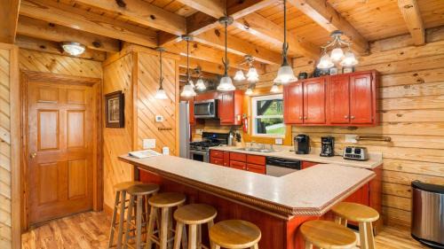 Byrdstown House | Alpine 8 Br Lodge - Hot Tub Fire Pit Ping Pong