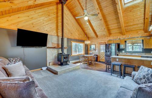 Alpine House | Alpine Cabin with Deck 3 Mi to Luna Lake!