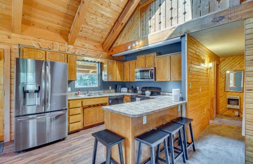 Alpine House | Alpine Cabin with Deck 3 Mi to Luna Lake!