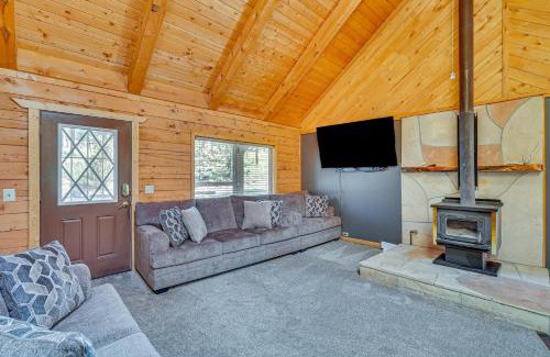 Alpine House | Alpine Cabin with Deck 3 Mi to Luna Lake!
