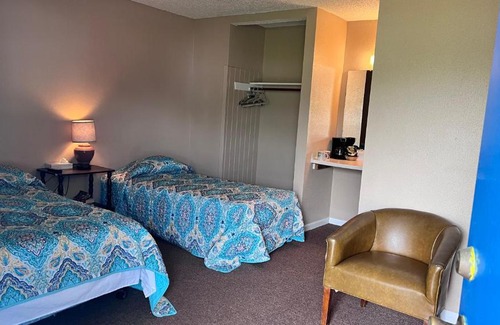 Hemphill Hotel | Alpine Motel room,Wifi,Sandy Beach,Boat Ramp,Pier and Marina,Bath House with Laundromat