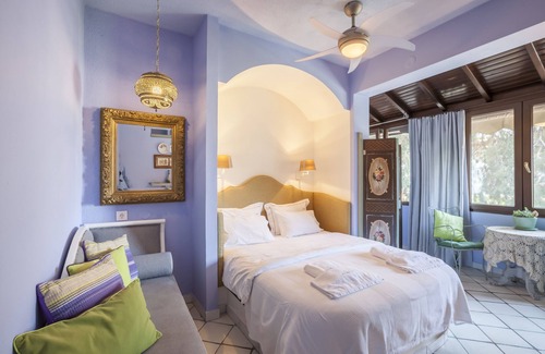 Paradhisos Bed & Breakfast | Alterra Vita Studio at a cozy B&B
