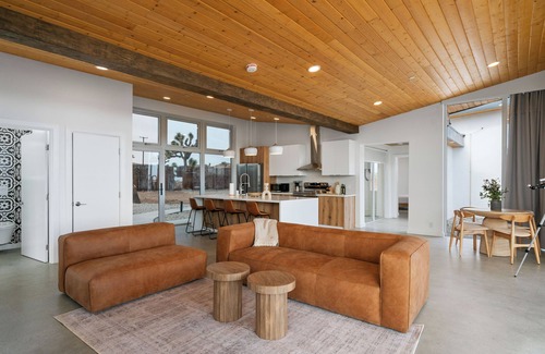 Yucca Valley Villa | Alto Yucca- Joshua Tree Modern Glass house with private pool