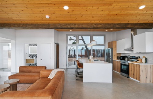 Yucca Valley Villa | Alto Yucca- Joshua Tree Modern Glass house with private pool