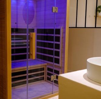Montfavet Apartment | AMA, suite avec baignoire balnéo et sauna privé