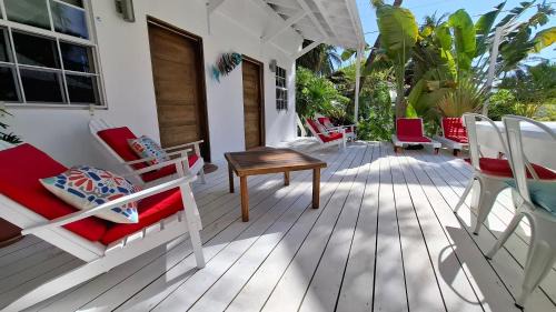 Caye Caulker House | Amanda's Place Casita Carinosa - pool and tropical garden
