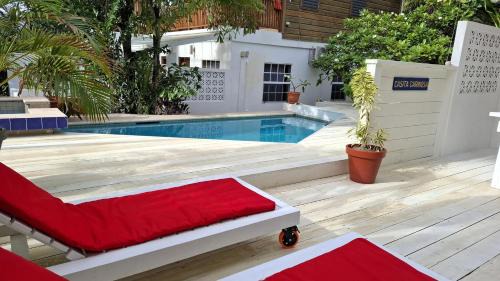 Caye Caulker House | Amanda's Place Casita Carinosa - pool and tropical garden