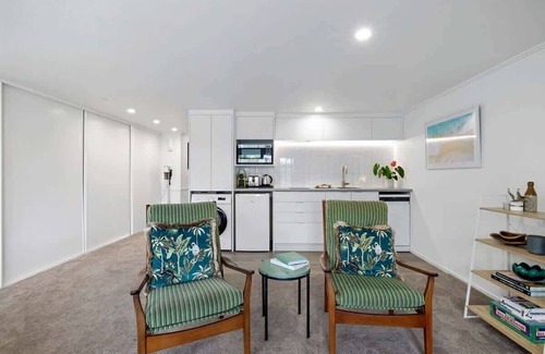 New Plymouth Apartment | Amaroo - poolside studio near Pukekura Park