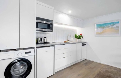 New Plymouth Apartment | Amaroo - poolside studio near Pukekura Park