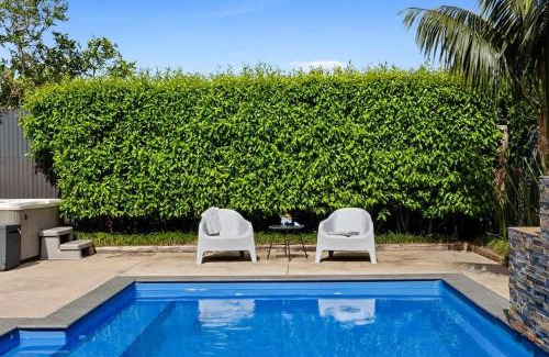 New Plymouth Apartment | Amaroo - poolside studio near Pukekura Park