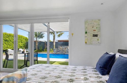 New Plymouth Apartment | Amaroo - poolside studio near Pukekura Park