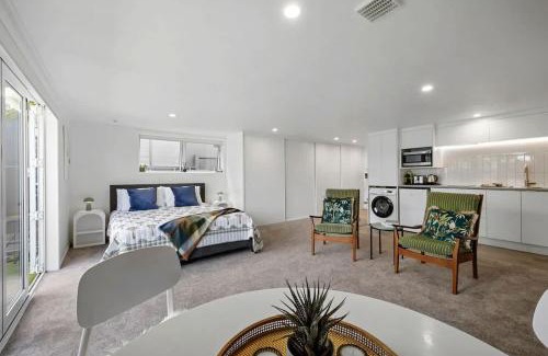 New Plymouth Apartment | Amaroo - poolside studio near Pukekura Park