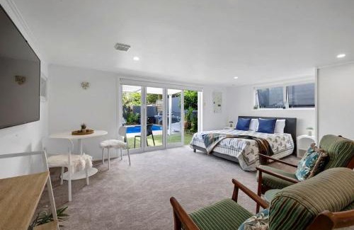 New Plymouth Apartment | Amaroo - poolside studio near Pukekura Park