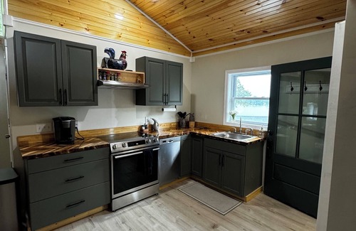 Malletts Bay House | Amazing 1-bedroom private loft with lake views and access in Mallet's Bay.