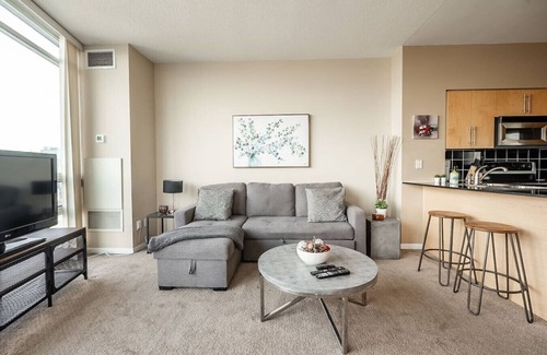 Niagara Condo | Amazing 1BR Condo - Stunning View - Parking!