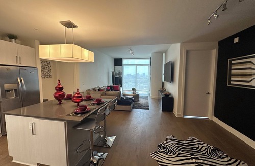 Midtown Apartment | Amazing 2-bedroom apartment w/pool, fitness room, and skyline views in Houston!