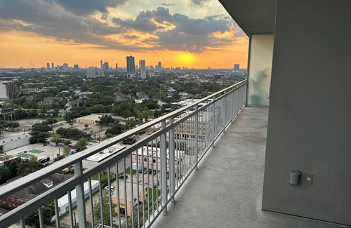 Midtown Apartment | Amazing 2-bedroom apartment w/pool, fitness room, and skyline views in Houston!