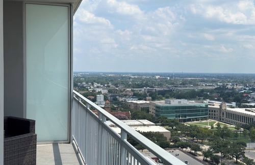 Midtown Apartment | Amazing 2-bedroom apartment w/pool, fitness room, and skyline views in Houston!