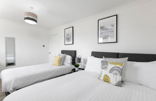 Stevenage House | Amazing 3Bed 2Bath House with Garden, Parking, WiFi Near Stevenage Train Station