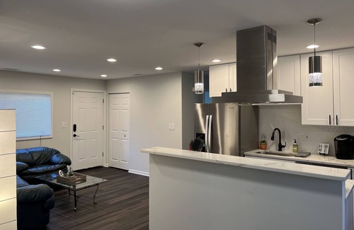 Romeoville House | 🦋 Amazing 3BR Condo, King Bed With Free Parking 🦋