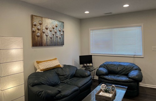 Romeoville House | 🦋 Amazing 3BR Condo, King Bed With Free Parking 🦋