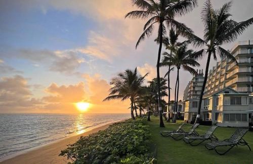 Punaluu House | Amazing 7th floor Beachfront Condo