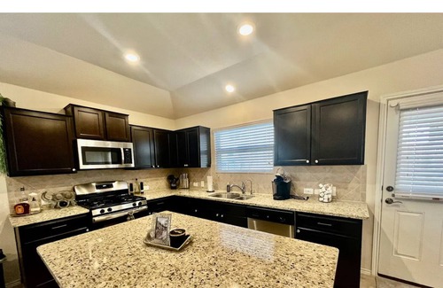 Austin Apartment | Amazing and Modern 4bedroom in SE Austinn