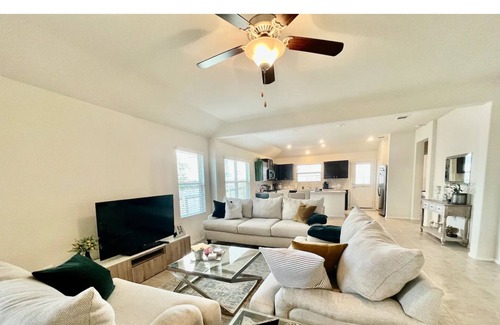Austin Apartment | Amazing and Modern 4bedroom in SE Austinn