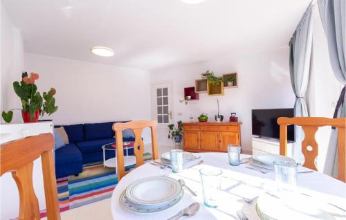 Velilla-Taramay Apartment | Amazing Apartment In Almuecar With Wifi