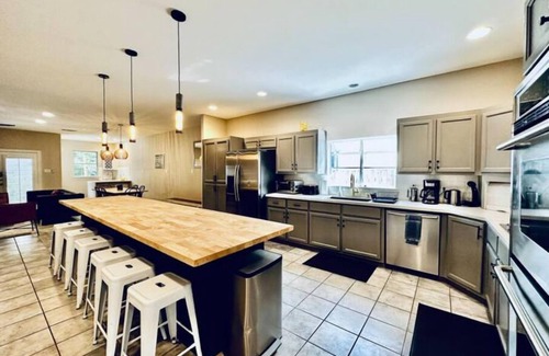 South Manchaca House | Amazing Austin Gataway 6BR4BA: HotTub Billiards Patio Chef Kitchen