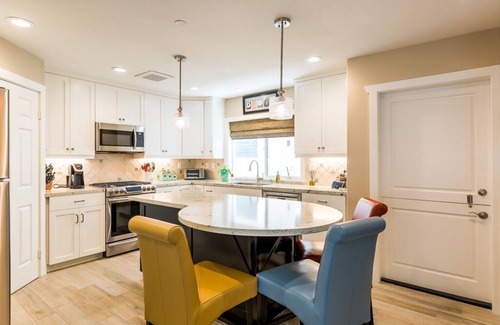 West Newport Apartment | Amazing Beach House! Great Roof Deck. 1 block from beach-A/C-Garage Parking