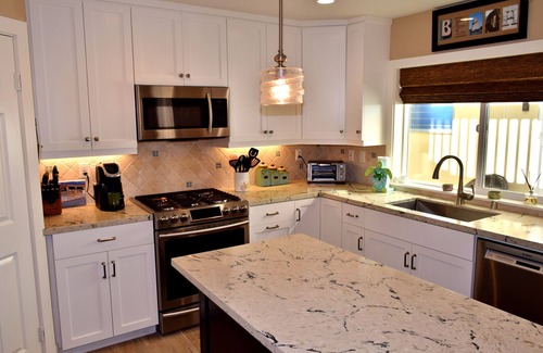 West Newport Apartment | Amazing Beach House! Great Roof Deck. 1 block from beach-A/C-Garage Parking