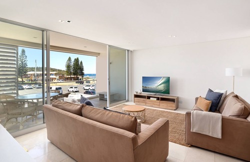 Narrabeen Apartment | Amazing Beachfront Location on North Narrabeen Beach