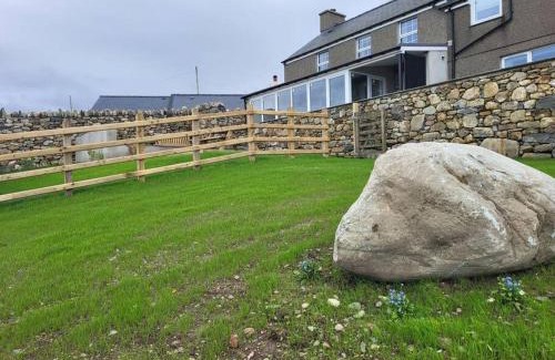 Llanllyfni House | Amazing coastal & sunset views in Eryri (Snowdonia)