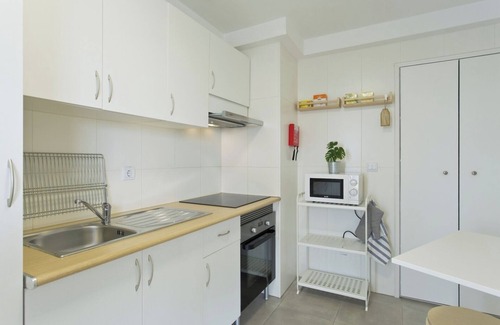 Leixões Apartment | Amazing Comfy Flat w/Balcony by Host Wise