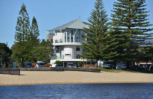 Currimundi Apartment | Amazing Currimundi Lakefront Ocean Penthouse