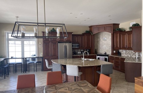 Selwyn House | Amazing custom home with with it's own all season hockey rink.