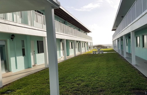 Cocoa Beach Condo | Amazing- fully furnished beachside condo!