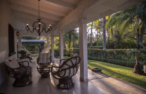 San Antonio de Belen House | Amazing getaway in the city, 15 min to the airport, Natural Getaway!
