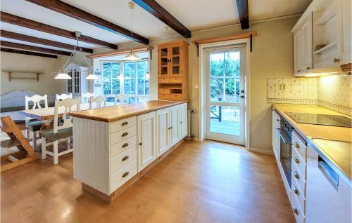 Orkelljunga Municipality House | Amazing Home In Åsljunga With Kitchen