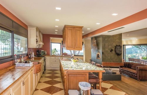 Cabrils House | Amazing home in Cabrils with WiFi